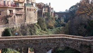 puente del pueblo de caldes
