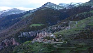 vistas de lejos de castellar de n'hug
