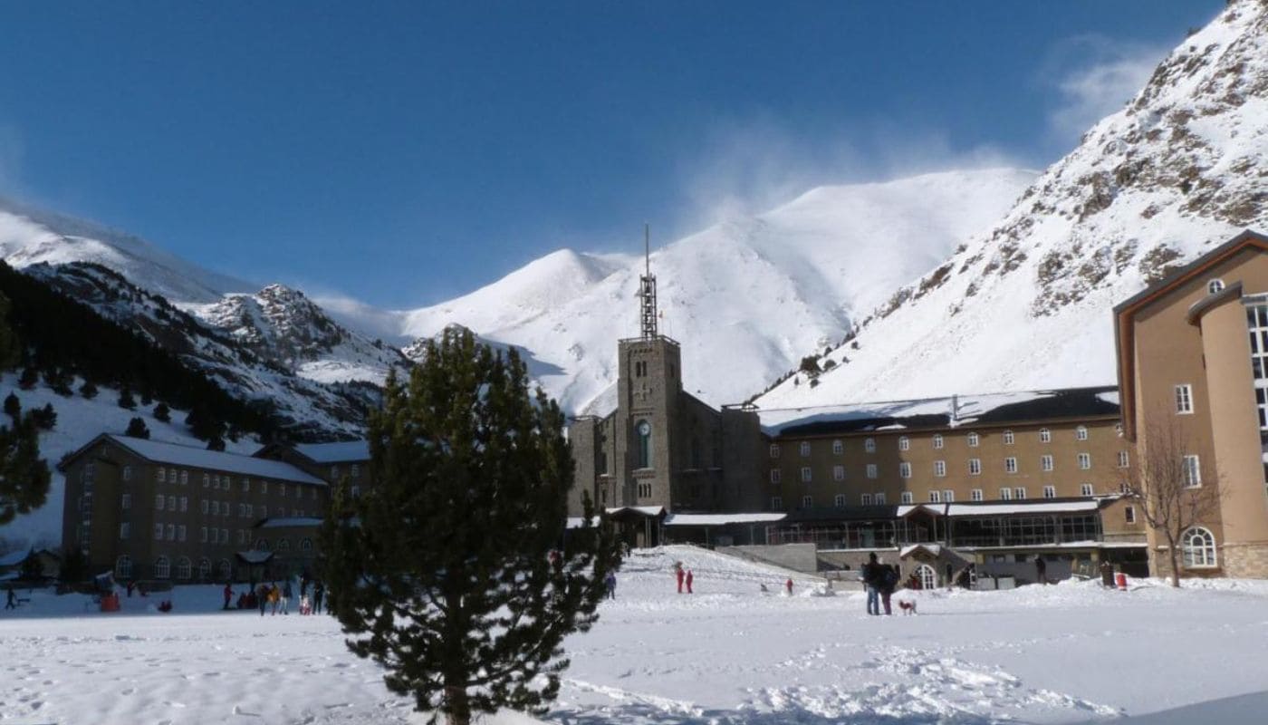 imatge de la vall de nuria amb l'hotel i neu