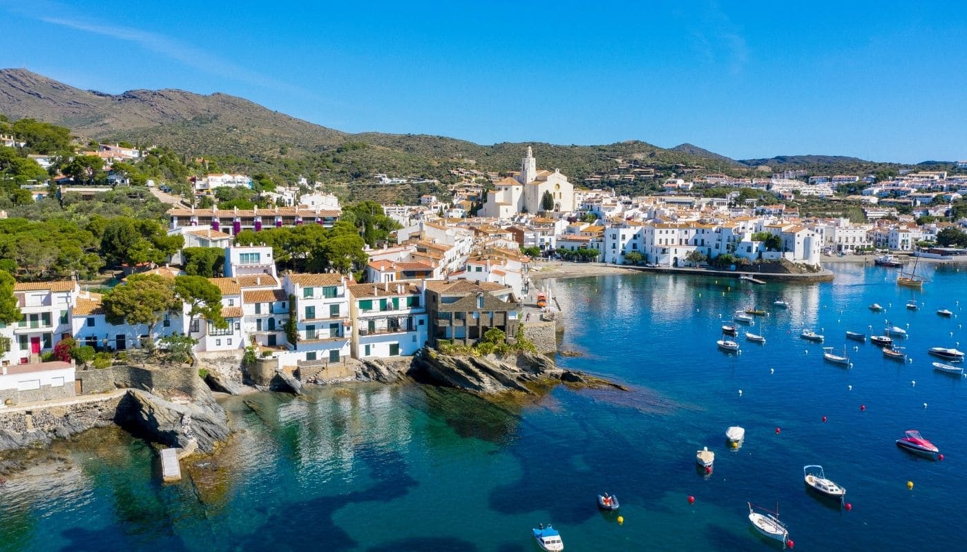 imagen del pueblo costero de cadaques