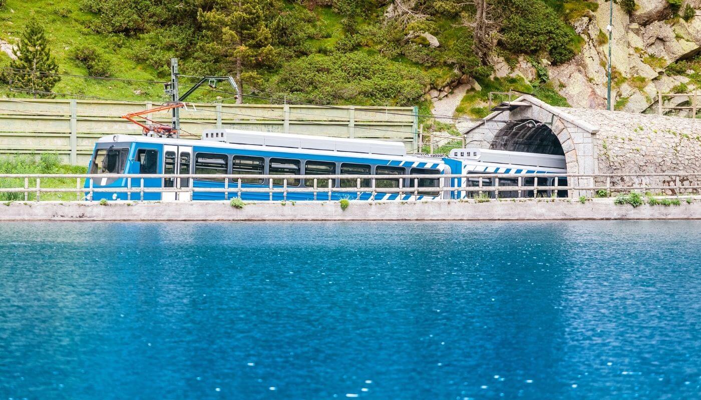 imagen del tren cremallera en valle de nuria