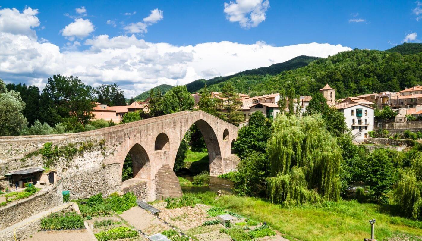 imagen de sant joan de les abadesses en la ruta del hierro y carbon